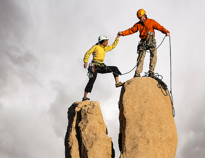 Teamwork bei Bergsteigern
